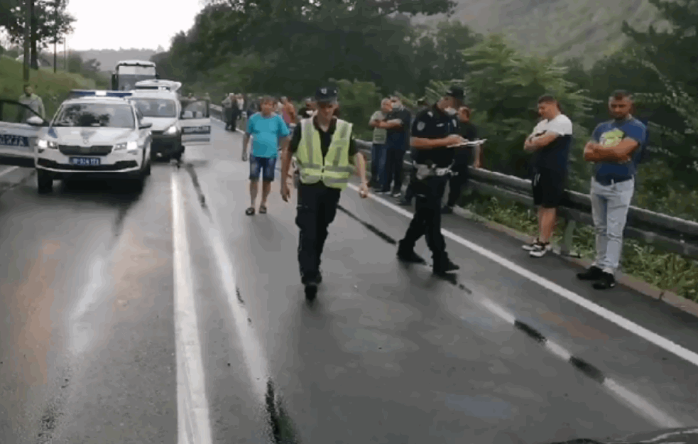 U NESREĆI KOD KRALJEVA MEĐU POVREĐENIMA I DECA: Na Ibarskoj magistrali sudarila se <span style='color:red;'><b>četiri automobila</b></span> (VIDEO)